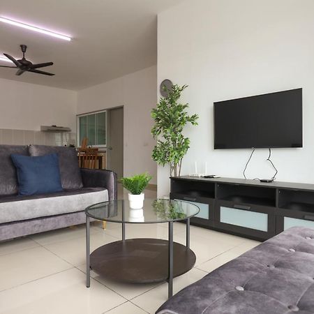 Cozy 3-Bedroom Condo With Pool - Сери Кембанган Екстериор снимка