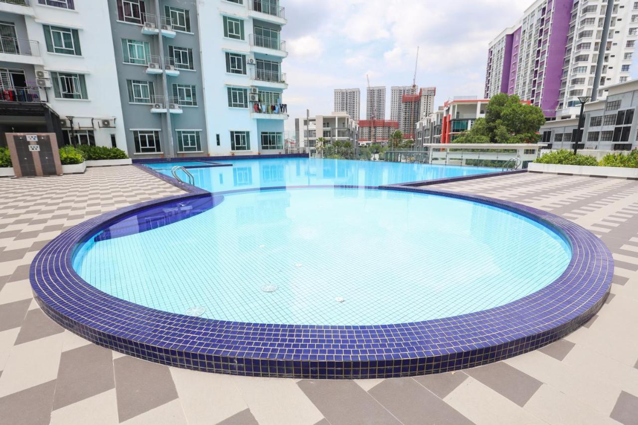 Cozy 3-Bedroom Condo With Pool - Сери Кембанган Екстериор снимка